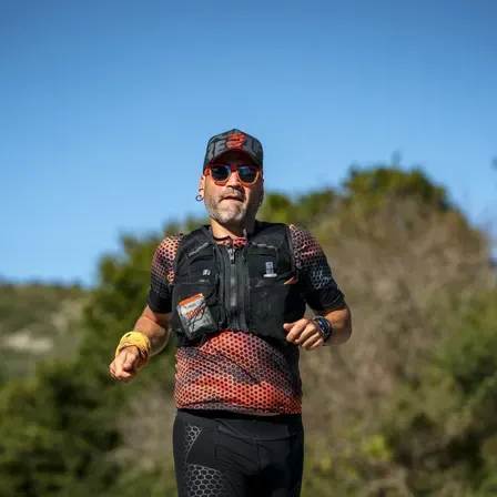 Ο Γιάννης τρέχει σε αγώνα υπεραπόστασης με ultra vest και αριθμό στήθους 1080