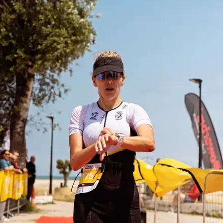 Η Τέτη τρέχει στο τερματισμό του Triman 70.3