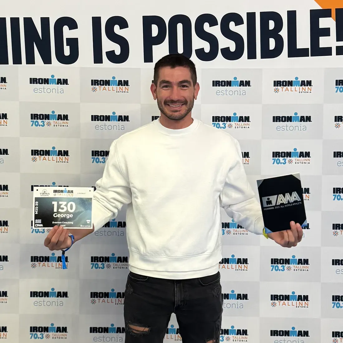 Ο Γιώργος Σβάρνας με το βραβείο All World Athlete στο IRONMAN Tallinn